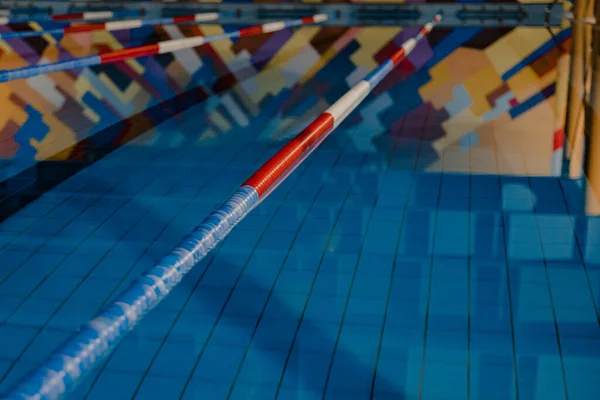 Kapalı yüzme yarışması yüzme havuzları.