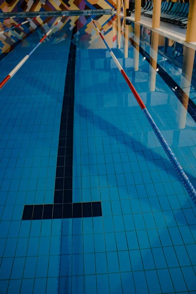 Kapalı yüzme yarışması yüzme havuzları.