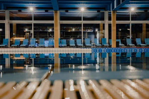 Kapalı yüzme yarışması yüzme havuzları.