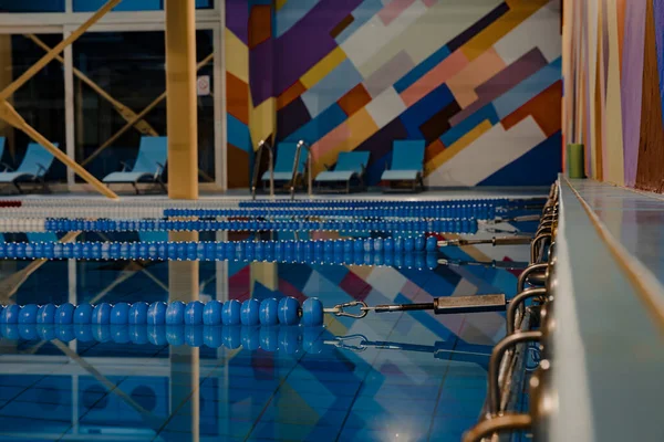 Kapalı yüzme yarışması yüzme havuzları.