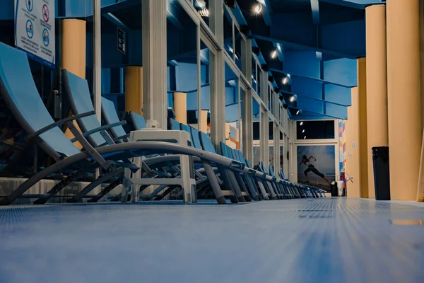 Kapalı otel spa ve sağlık merkezindeki boş güneşlikler.. 