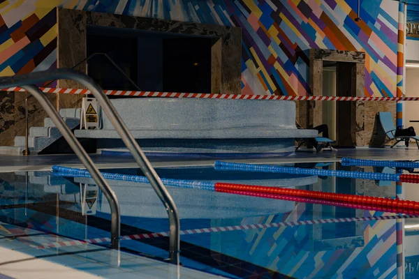 Corona virüsü (COVID-19) nedeniyle yüzme havuzunu kapat. Sosyal mesafeler, tatilin iptali, turizm sektörü krizi, bir otel kaplıcasında karantina.