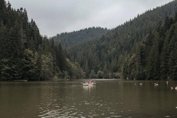 湖の人と船 — ストック写真