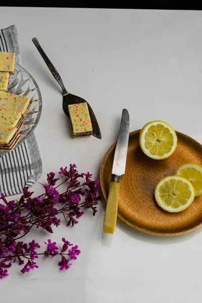 Fette Limone Tagliate Piatto Ceramica — Foto Stock