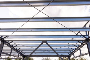 İnşaat halindeki bir binanın çerçevesini oluşturan metal kirişler yapısal destek sağlıyor