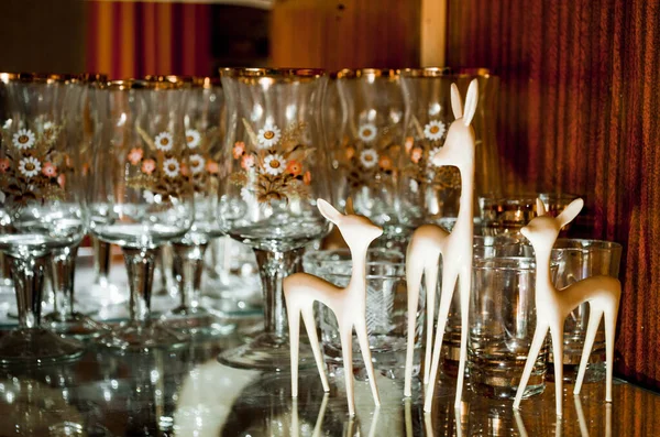 Eski bir Sovyet dairesinin büfesinde duran plastik ren geyiği..