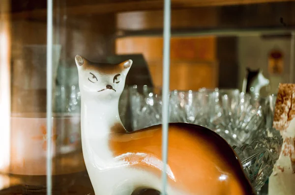 Seramik Tilki, eski bir Sovyet dairesinde bir büfede camın arkasında..