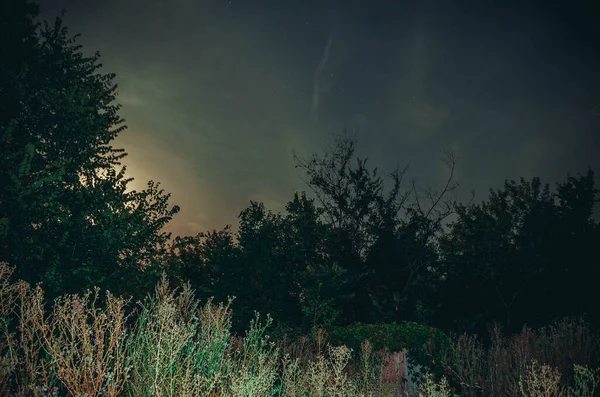 Ayla çekilen gece fotoğrafı uzun bir kepenk hızında..