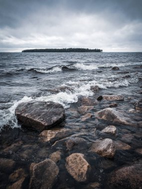 Fırtınadan önce göl