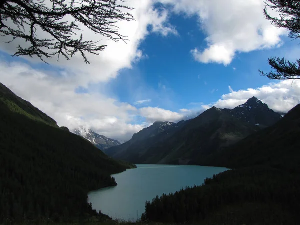 Bir dağ gölünde sabah