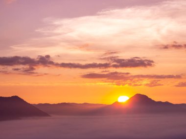 Deniz sis Phu Thok dağ, Chiang Khan, Loei Eyaleti Tayland üzerinde güzel manzara. Sabahları gündoğumu.