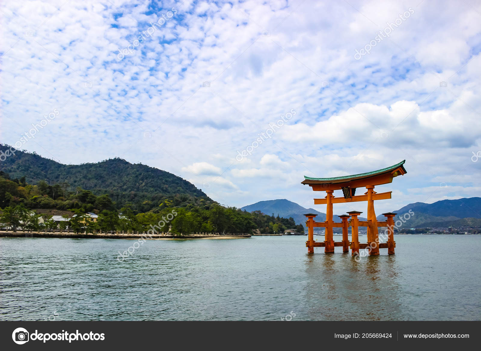 広島県宮島の厳島神社の浮鳥居 ストックエディトリアル用写真 C Simplebe 広島県宮島の厳島神社の浮鳥居 ストックエディトリアル用写真 C Simplebe
