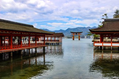 Miyajima Island, Hiroşima, Japonya Itsukuşima tapınak yakın yüzen kapısı.