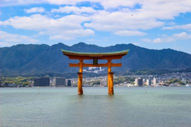 Miyajima Island, Hiroşima, Japonya Itsukuşima tapınak yakın yüzen kapısı.