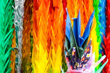 Bir grup renkli origami kuşlar, arka planı olarak kullanma