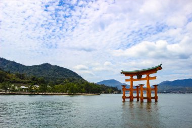 Miyajima Island, Hiroşima, Japonya Itsukuşima tapınak yakın yüzen kapısı.