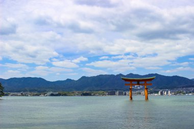 Miyajima Island, Hiroşima, Japonya Itsukuşima tapınak yakın yüzen kapısı.