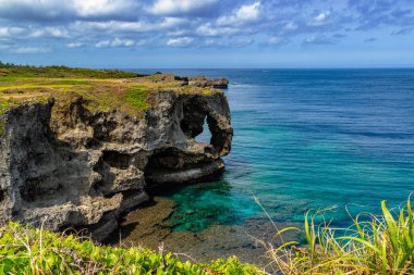 Cape Manzamo (Manzamou) yaktı, Okinawa, Japan. Doğal kaya oluşumdur Okinawa Adası.