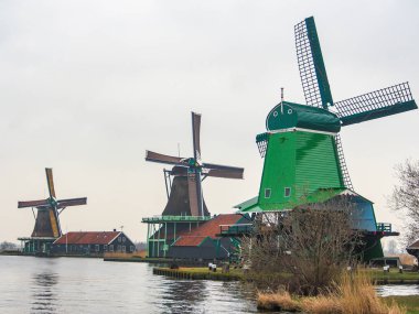 Zaanse Schans'a, mahallede Hollandalı şehir, Zaandam, çevre Amsterdam, Hollanda, tarihi yel değirmenleri.