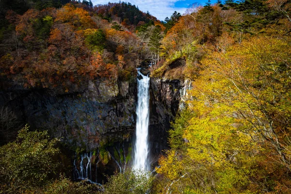 Водопад Кегон Близ Никко Япония Окруженный Осенними Красками — стоковое фото