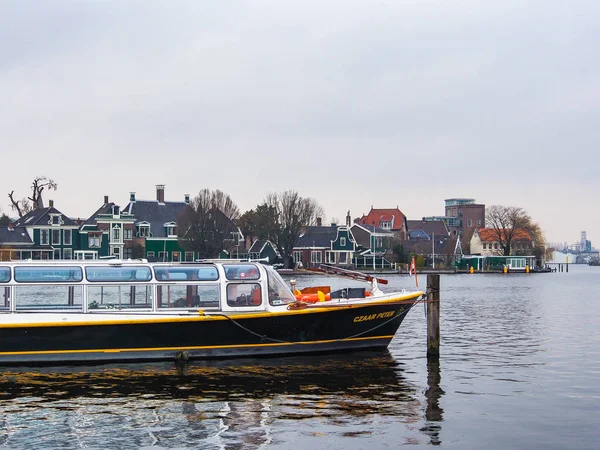 ザーンセ スカンス オランダの町のザーンダム 近くアムステルダム オランダでのボート輸送 — ストック写真