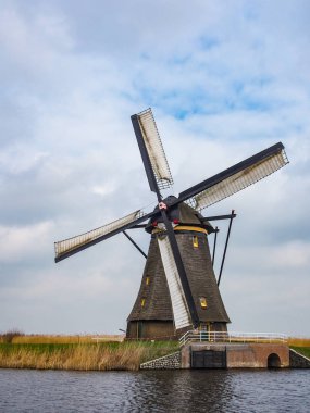 Hollanda 'nın ünlü turizm sahası Kinderdijk' te yel değirmenleri ve kanallarıyla Hollanda kırsalları