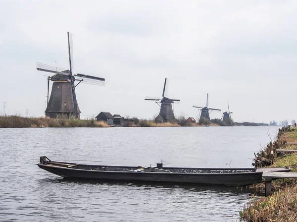 Landelijk Landschap Met Windmolens Gracht Bekende Kinderdijk Nederland — Stockfoto
