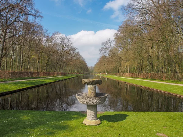 Stone fountain by the beautiful pond in Kasteel De Haar — Stock Photo, Image
