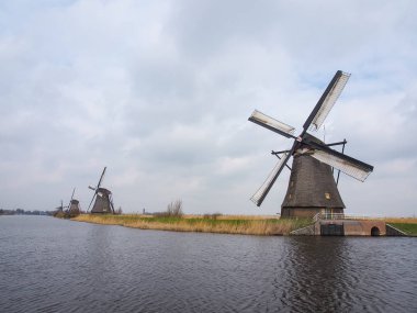 Yel değirmenleri ile Hollanda kırsal peyzaj