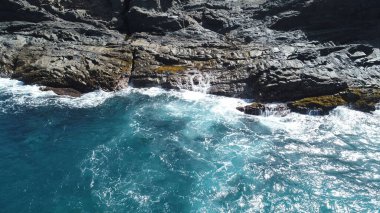 Deniz göğü ve yeryüzü bir araya gelerek harika bir manzara oluşturur.