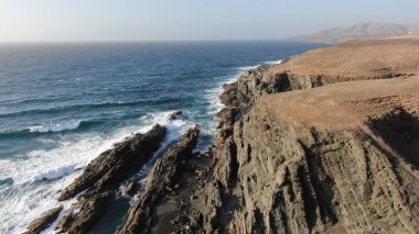 Deniz göğü ve yeryüzü bir araya gelerek harika bir manzara oluşturur.