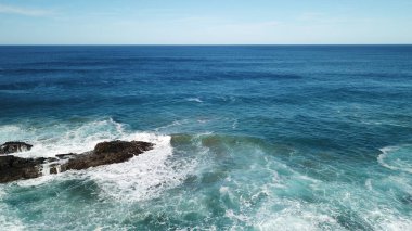 Deniz göğü ve yeryüzü bir araya gelerek harika bir manzara oluşturur.