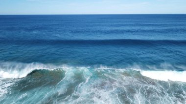 Deniz göğü ve yeryüzü bir araya gelerek harika bir manzara oluşturur.
