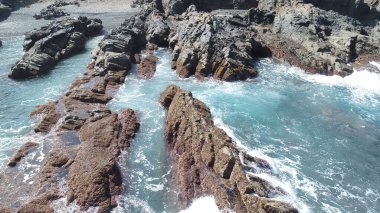 Deniz göğü ve yeryüzü bir araya gelerek harika bir manzara oluşturur.