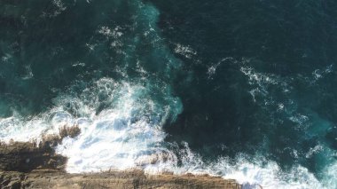 Deniz göğü ve yeryüzü bir araya gelerek harika bir manzara oluşturur.