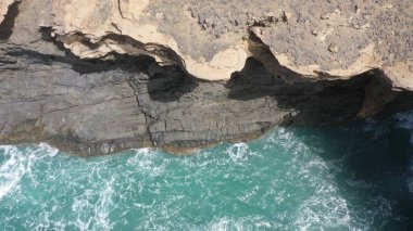 Okyanus gün batımında ihtişamını gösteriyor.