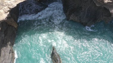 Okyanus gün batımında ihtişamını gösteriyor.