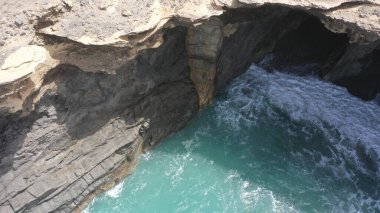 Okyanus gün batımında ihtişamını gösteriyor.