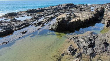 Okyanus gün batımında ihtişamını gösteriyor.
