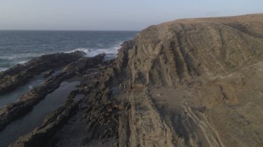 Okyanus gün batımında ihtişamını gösteriyor.