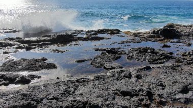 Okyanus gün batımında ihtişamını gösteriyor.