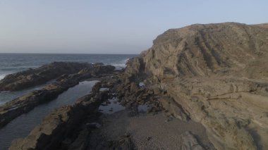 Okyanus gün batımında ihtişamını gösteriyor.