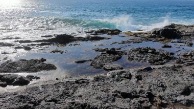 Okyanus gün batımında ihtişamını gösteriyor.