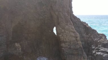 Okyanus gün batımında ihtişamını gösteriyor.