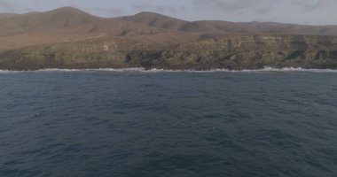 Okyanus gün batımında ihtişamını gösteriyor.