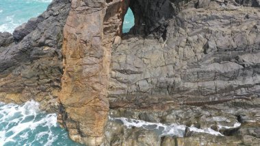 Okyanus gün batımında ihtişamını gösteriyor.