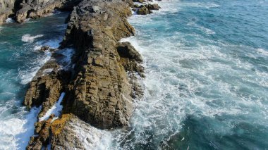 Okyanus gün batımında ihtişamını gösteriyor.