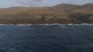 Okyanus gün batımında ihtişamını gösteriyor.