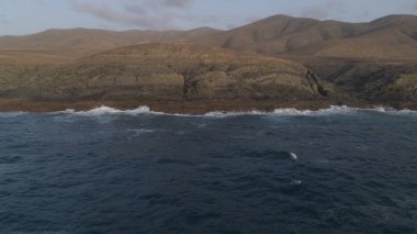Okyanus gün batımında ihtişamını gösteriyor.
