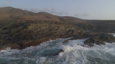 Okyanus gün batımında ihtişamını gösteriyor.